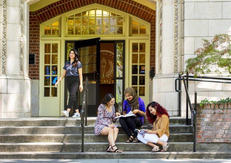 女学生们坐在诺尔斯大厅的台阶上