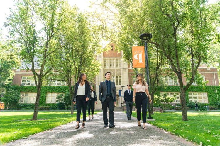 Students walking in front of 韦伯大厅